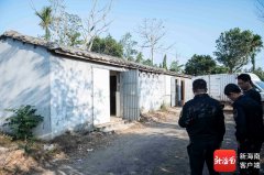 <b>司机仅打开了一间房间的铁门</b>