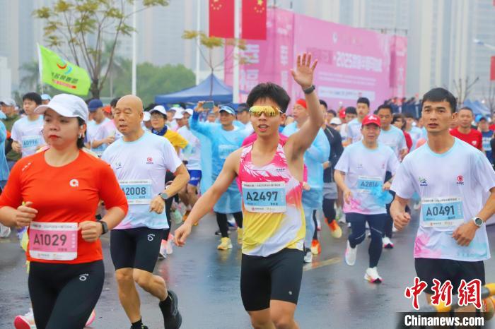 2025广西武宣半程马拉松火热开跑：山水画卷中的