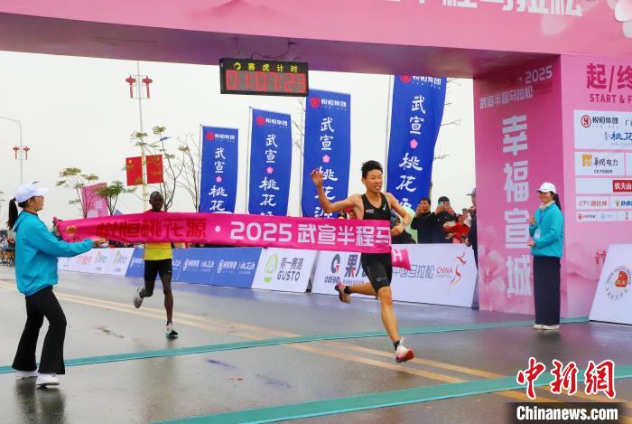 2025广西武宣半程马拉松火热开跑：山水画卷中的