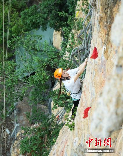 2025中国攀岩自然岩壁赛广西马山站圆满落幕，刘