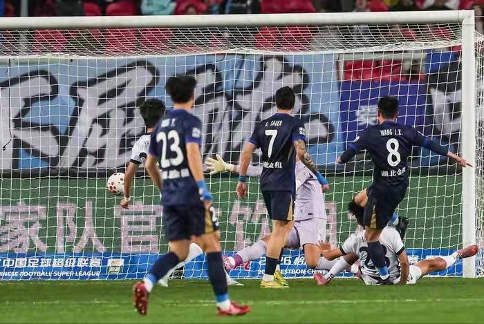 大连英博主帅李国旭战术体系崩塌引援冲突成困