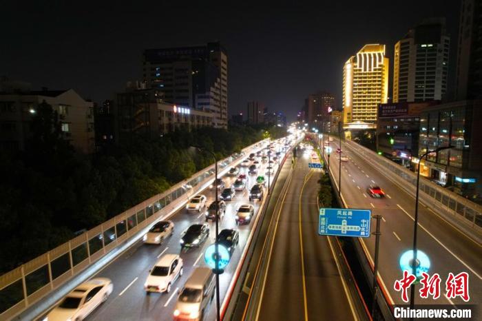 杭州亚运会倒计时灯光秀点亮城市夜空