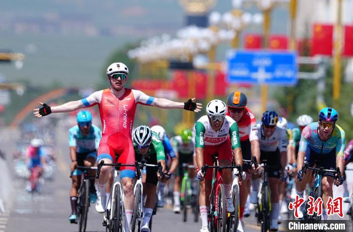 第二十四届环大美青海国际公路自行车赛正式收