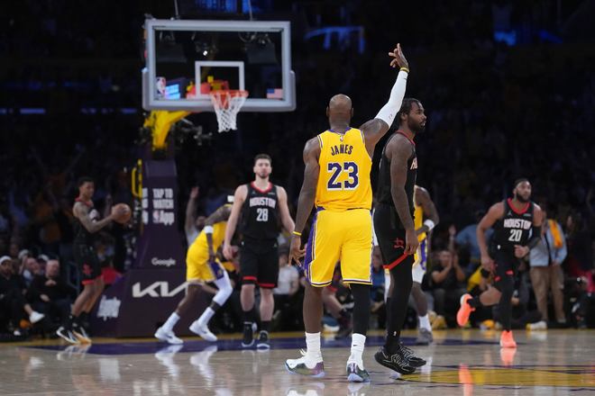 湖人季后赛首战胜火箭 詹姆斯与斯马特掌控节奏