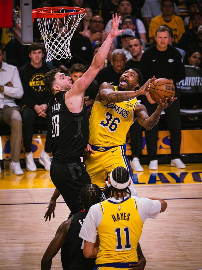 湖人季后赛首战胜火箭 詹姆斯与斯马特掌控节奏