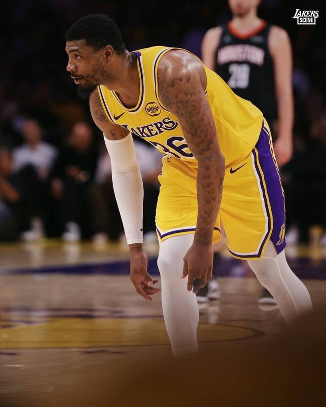 湖人季后赛首战胜火箭 詹姆斯与斯马特掌控节奏